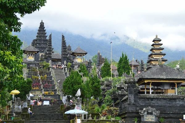 Foto Momen Pertemuan Pertama Eka & Deo di Pura Besakih